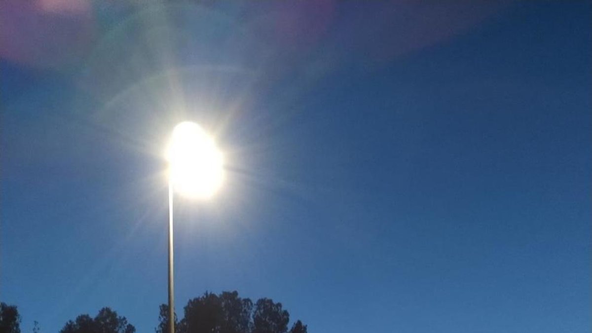 Instal·len tres fanals a la travessera de Miquel Servet a Sant Pere i Sant Pau