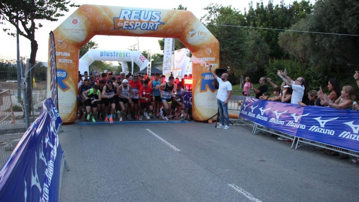 La carrera y la caminata nocturna de Sant Jaume de Reus reúne a un millar de personas