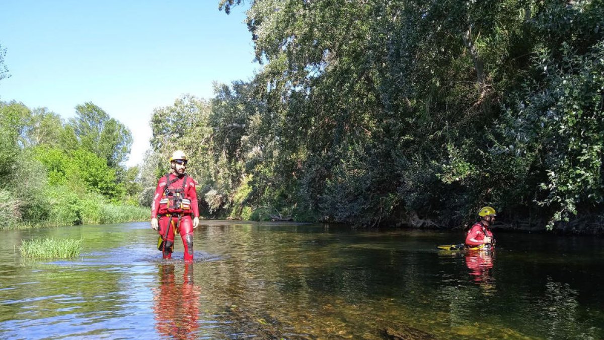 Continuen les tasques de recerca del noi que ha desaparegut mentre es banyava a l'Ebre