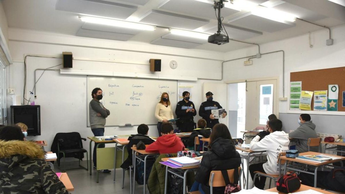 Torredembarra reparte tapas de la cámara de los ordenadores en los institutos