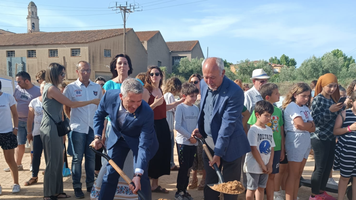 Vallmoll col·loca la primera pedra de la nova escola
