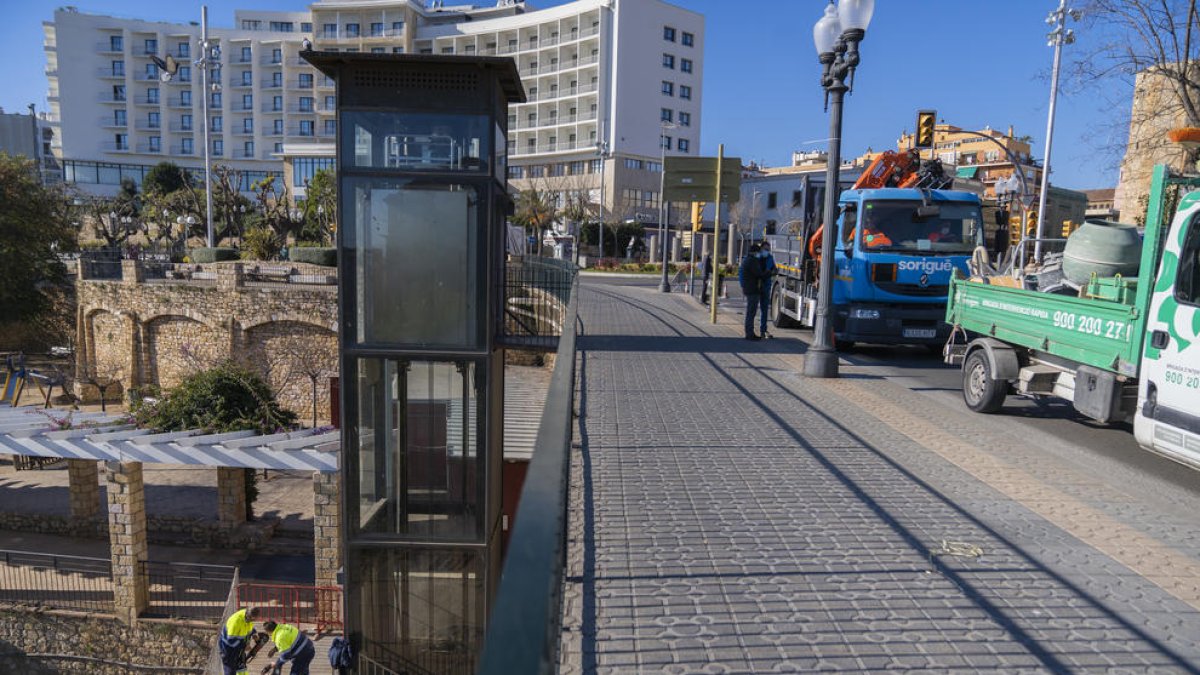 El Ayuntamiento cambia las placas del ascensor del Anfiteatro