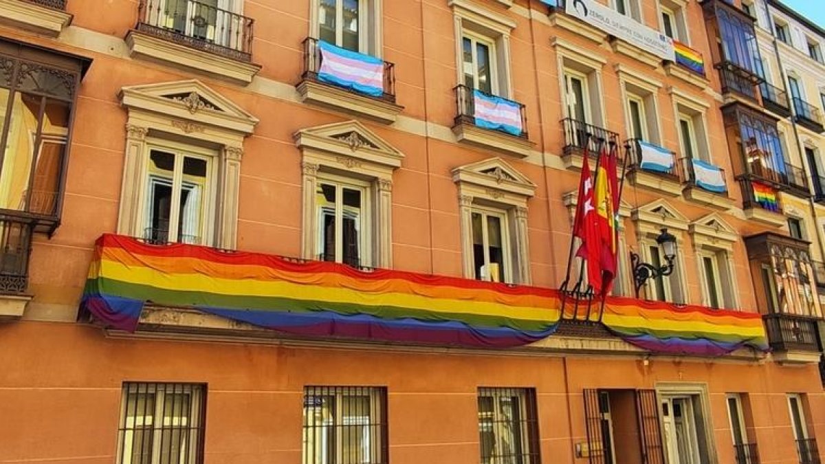 Madrid: Un juez manda a quitar banderas LGTBI del edificio de grupos municipales
