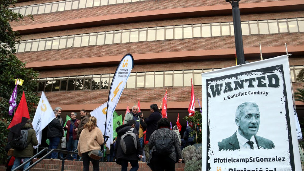 Comença la vaga de docents contra el nou calendari escolar i per reclamar millores