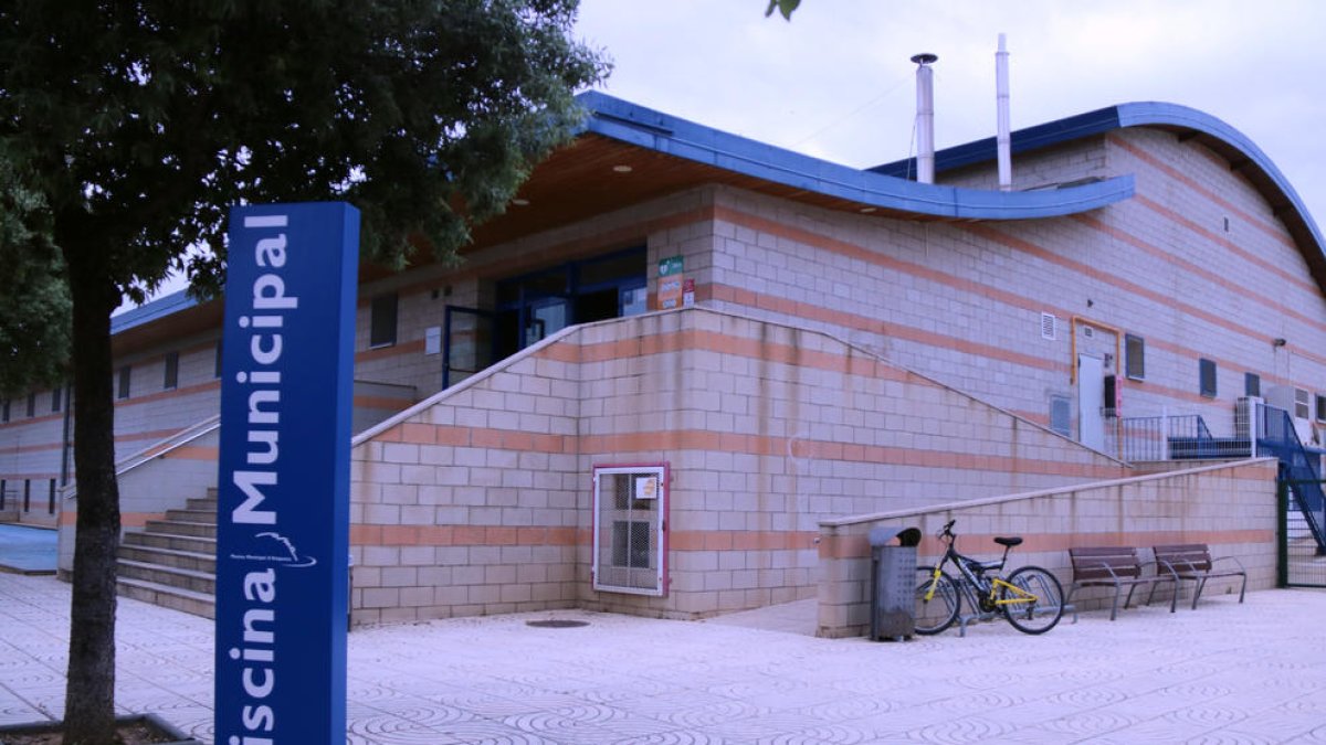 Amposta internaliza la plantilla de la piscina municipal después de 3 años de negociaciones