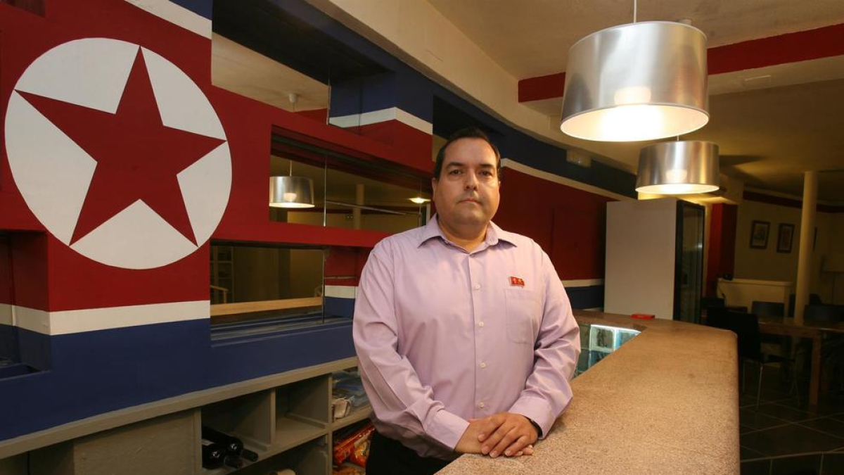 Imagen de Alejandro Cao de Benós en el Pyongyang Café, un bar que abrió hace unos años a Tarragona.