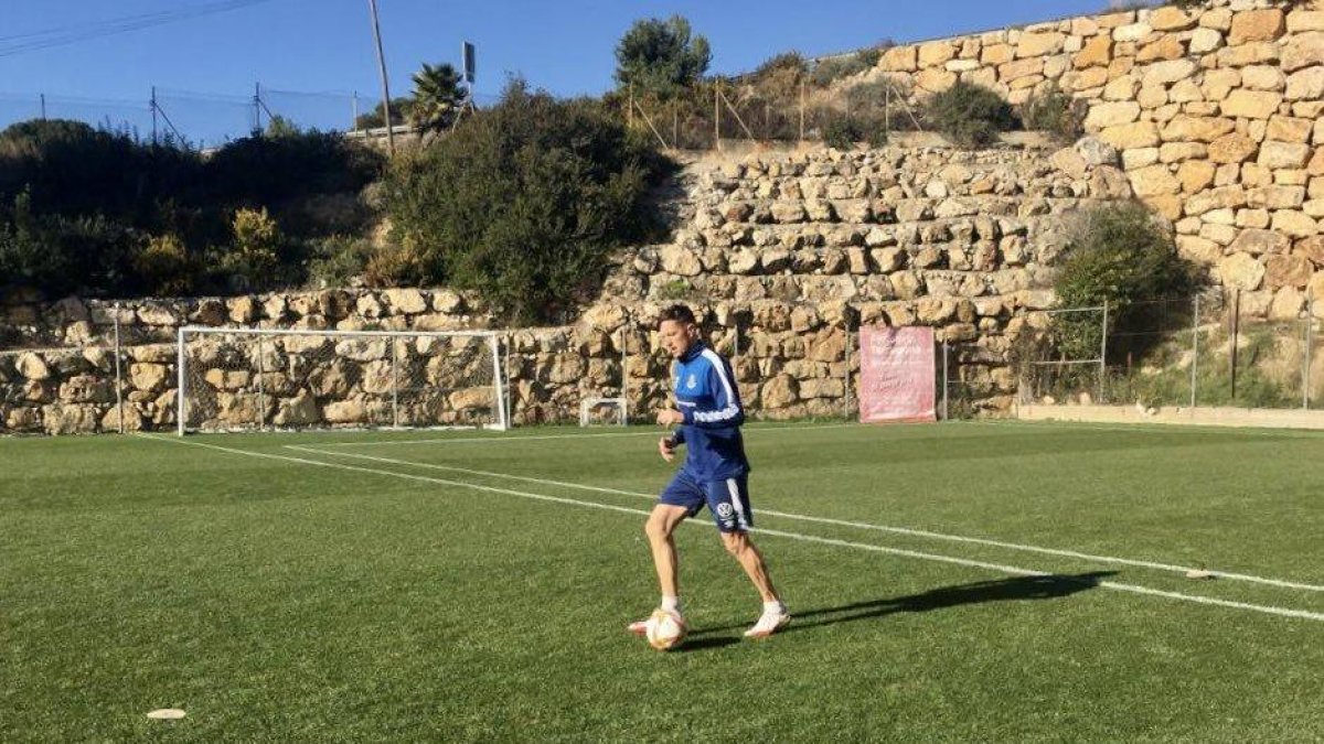 Edgar Hernández vuelve a pisar el césped desde su lesión contra el Cornellà