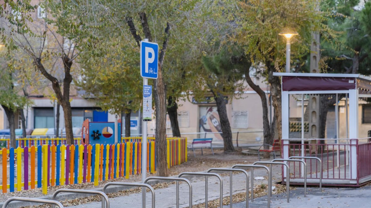 El PSC reclama la retirada d'alguns aparcaments de patinets i bicicletes