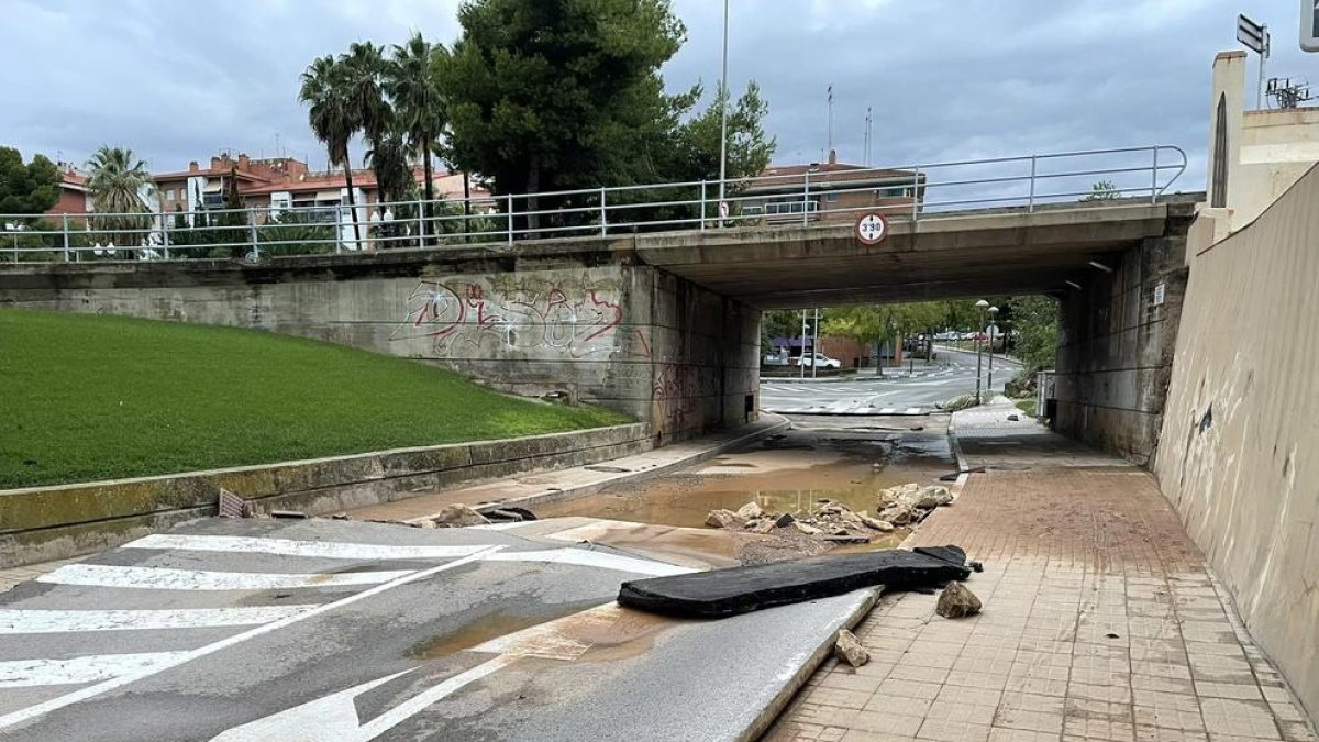 Tarragona treballa per restablir la «normalitat» després d'una nit d'aiguats i inundacions