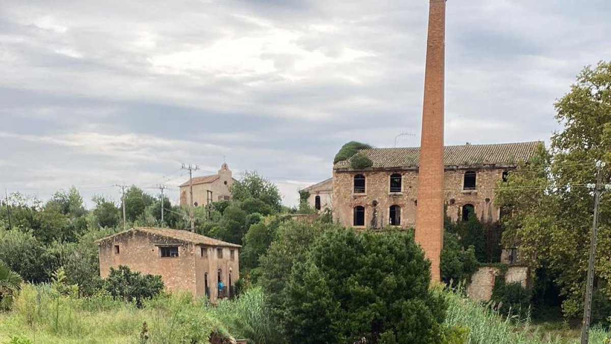 Retiren un mur que va caure per les pluges al camí de l'Ermita de Sant Ramon al Catllar