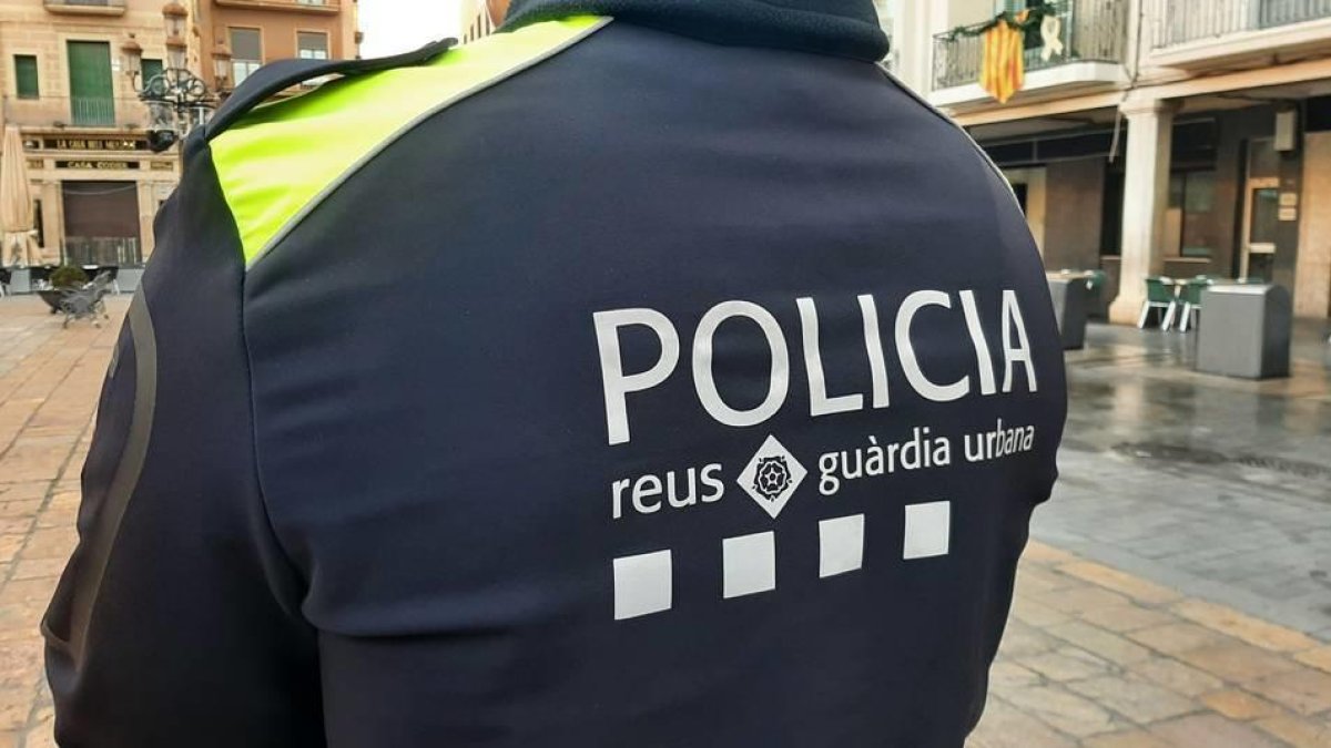 Un conductor bebido choca contra una señal de tráfico en Reus