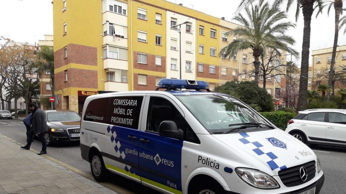 La comisaría móvil aumenta la seguridad en el barrio Fortuny de Reus