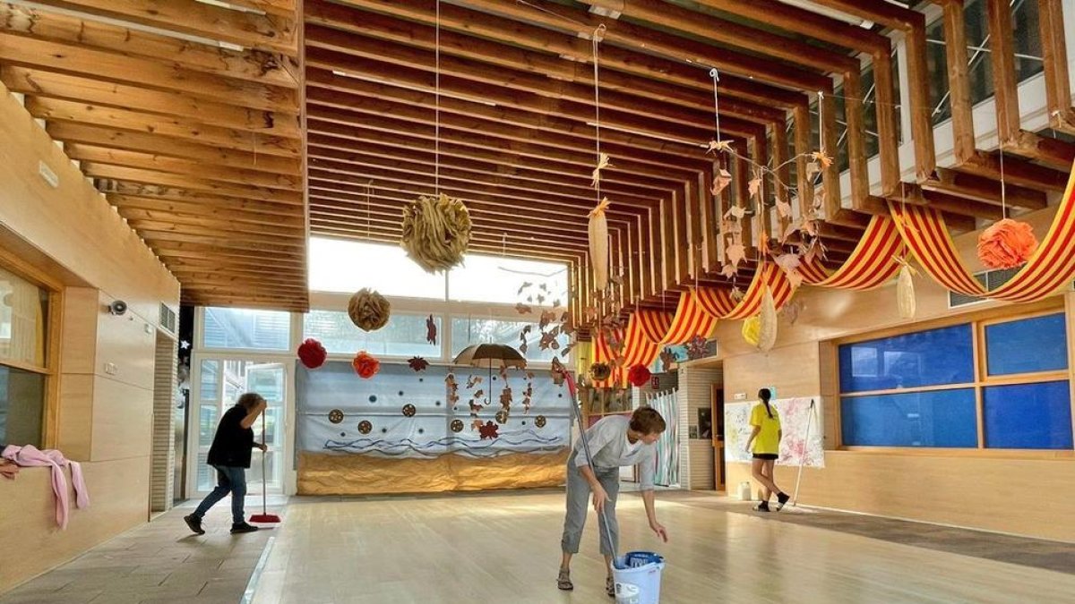 Una seixantena de voluntaris ajuden a netejar centres escolars i equipaments municipals a Altafulla