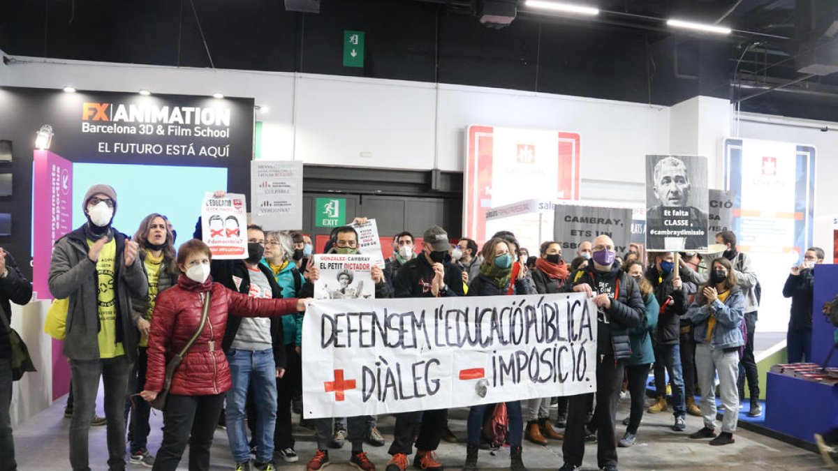 Un grupo de docentes irrumpe en el Saló de l'Ensenyament en la segunda jornada de huelga