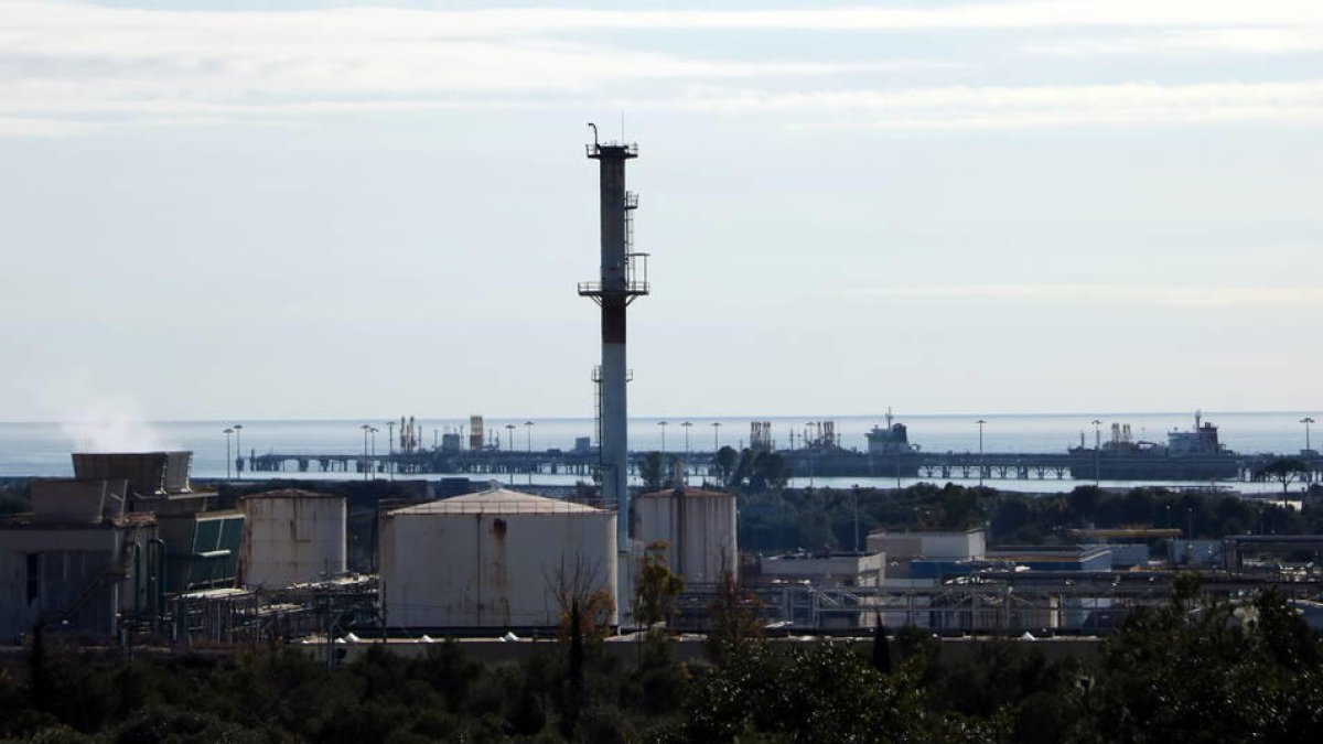 La industria petroquímica de Tarragona quiere usar más agua regenerada