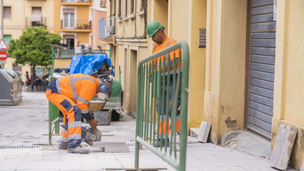Comença la instal·lació de pilons al carrer Puig d'en Pallars de Tarragona