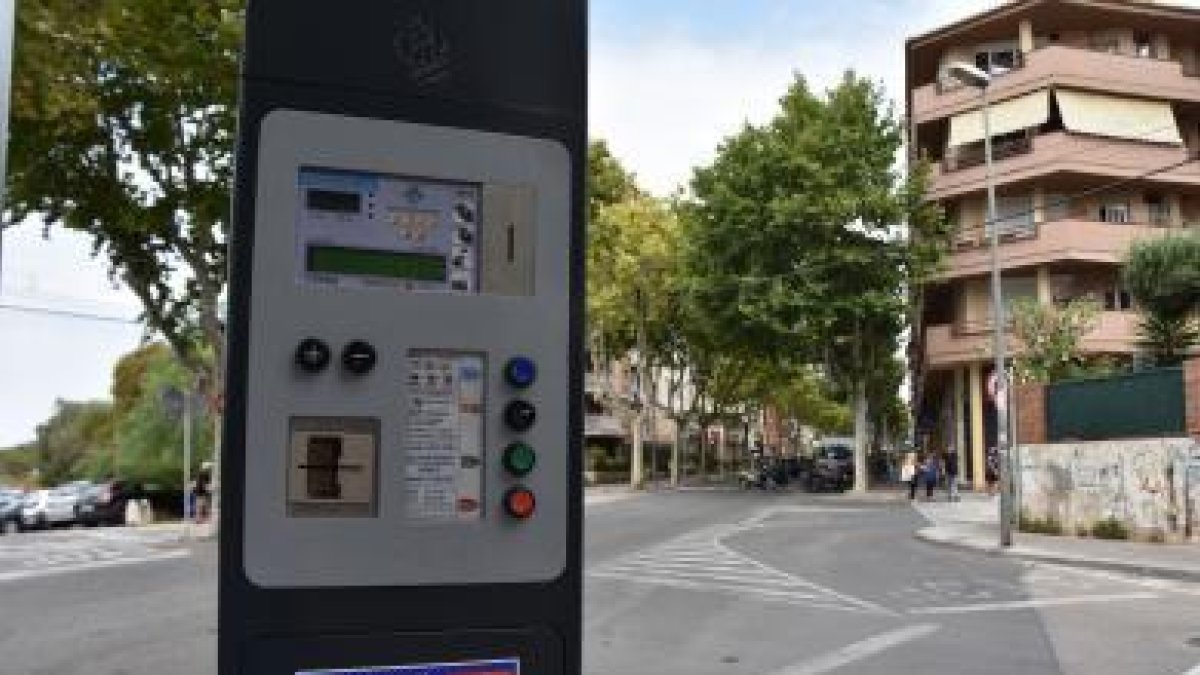 El Ayuntamiento de Torredembarra renueva los trece parquímetros de la zona azul