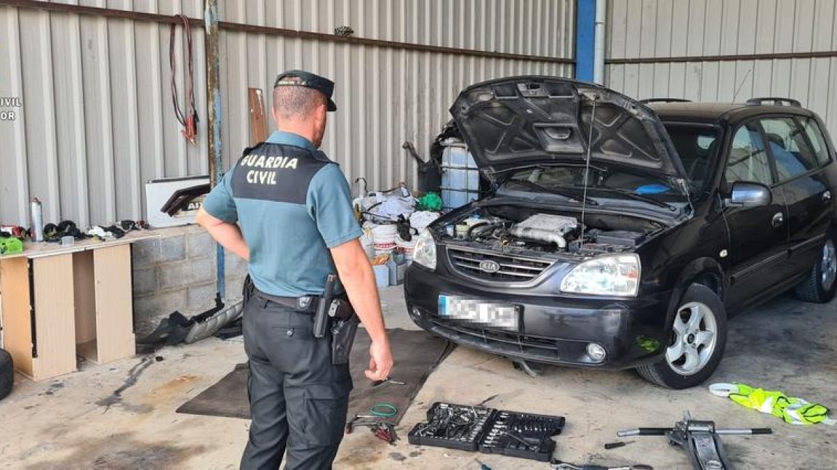 Denuncian un taller mecánico clandestino en l'Ampolla