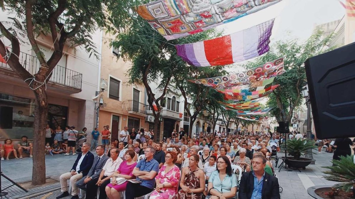 Constantí celebra la víspera del día de Sant Feliu con castillos y la actuación de Damas y Viejos
