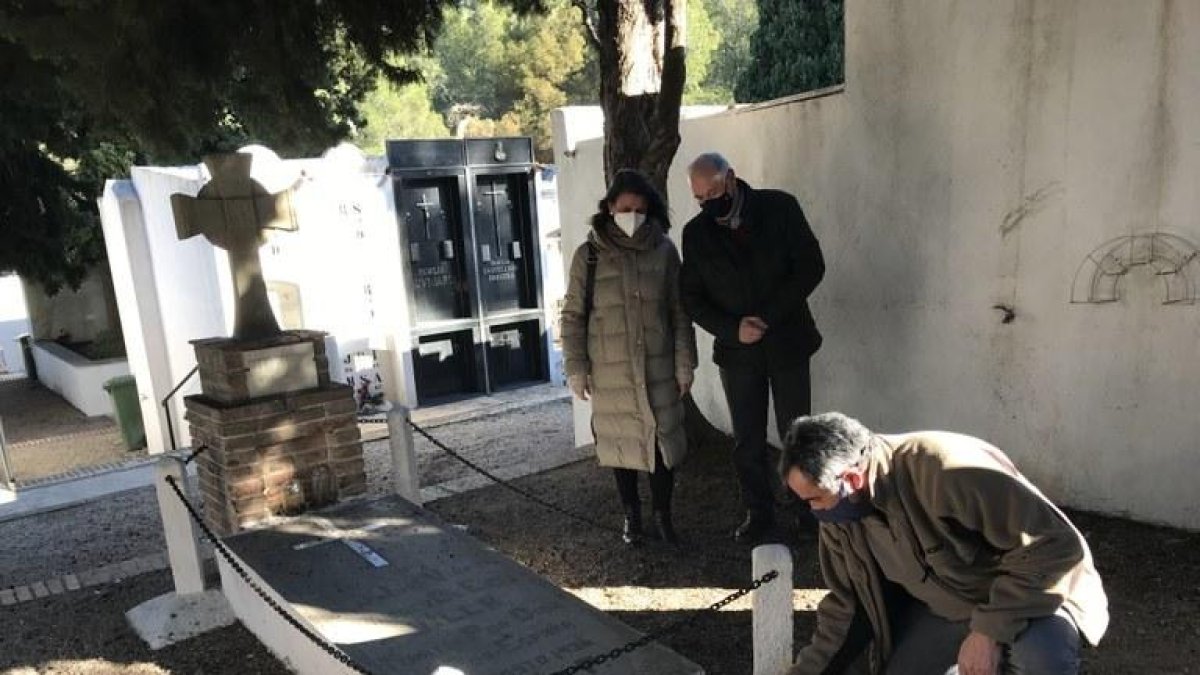 Senyalitzen la tomba d'un mossèn a Vandellòs que conté simbologia franquista