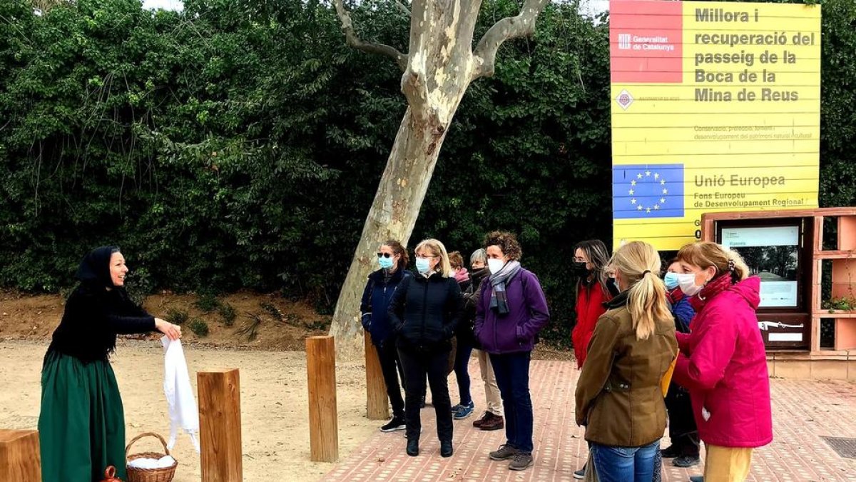 Unes 170 persones participen en les visites teatralitzades del passeig de la Boca de la Mina
