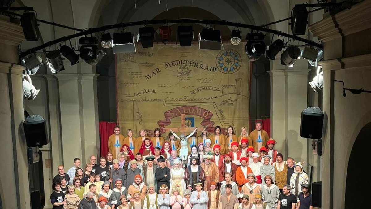 Unes 500 persones gaudeixen del renovat Ball Parlat del Sant Crist de Salomó