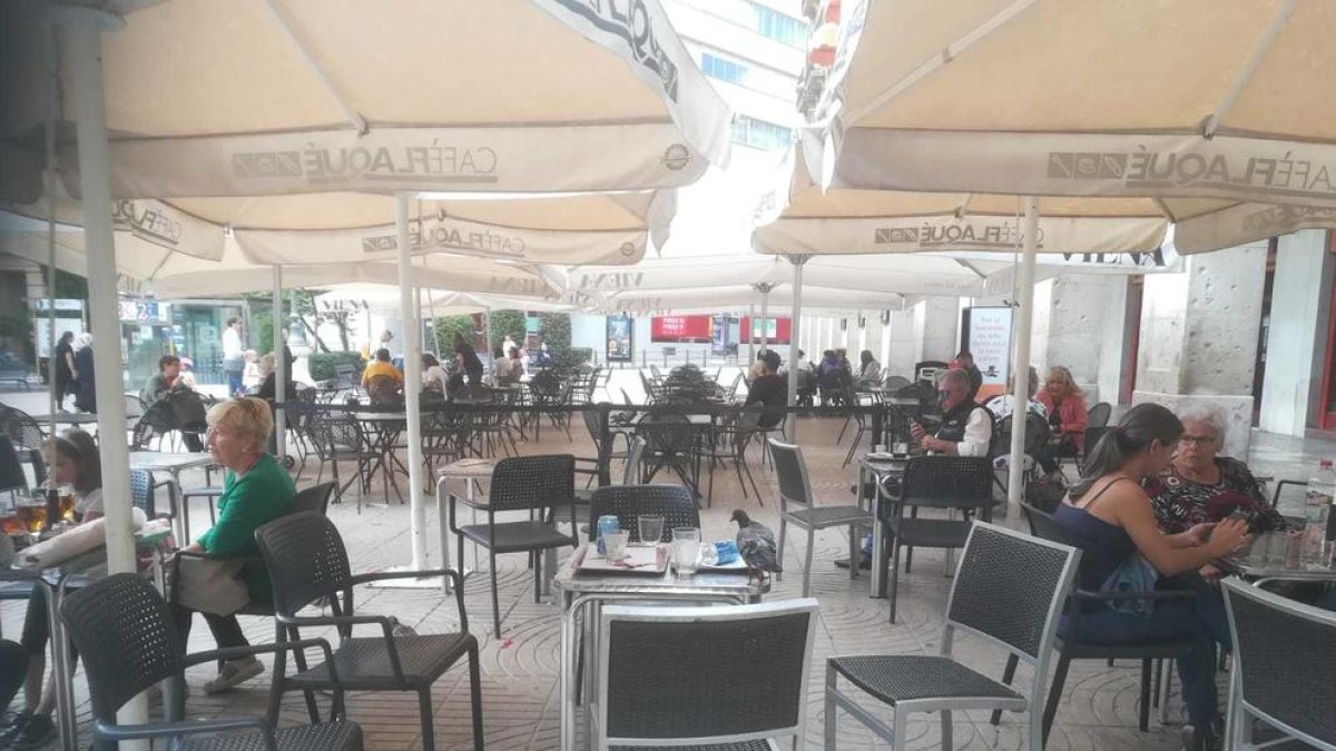 Los restaurantes de Reus denuncian que tienen un grave problema con las palomas
