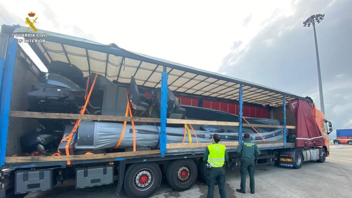 Detectan una «narcolancha» escondida dentro de un camión en Riumar