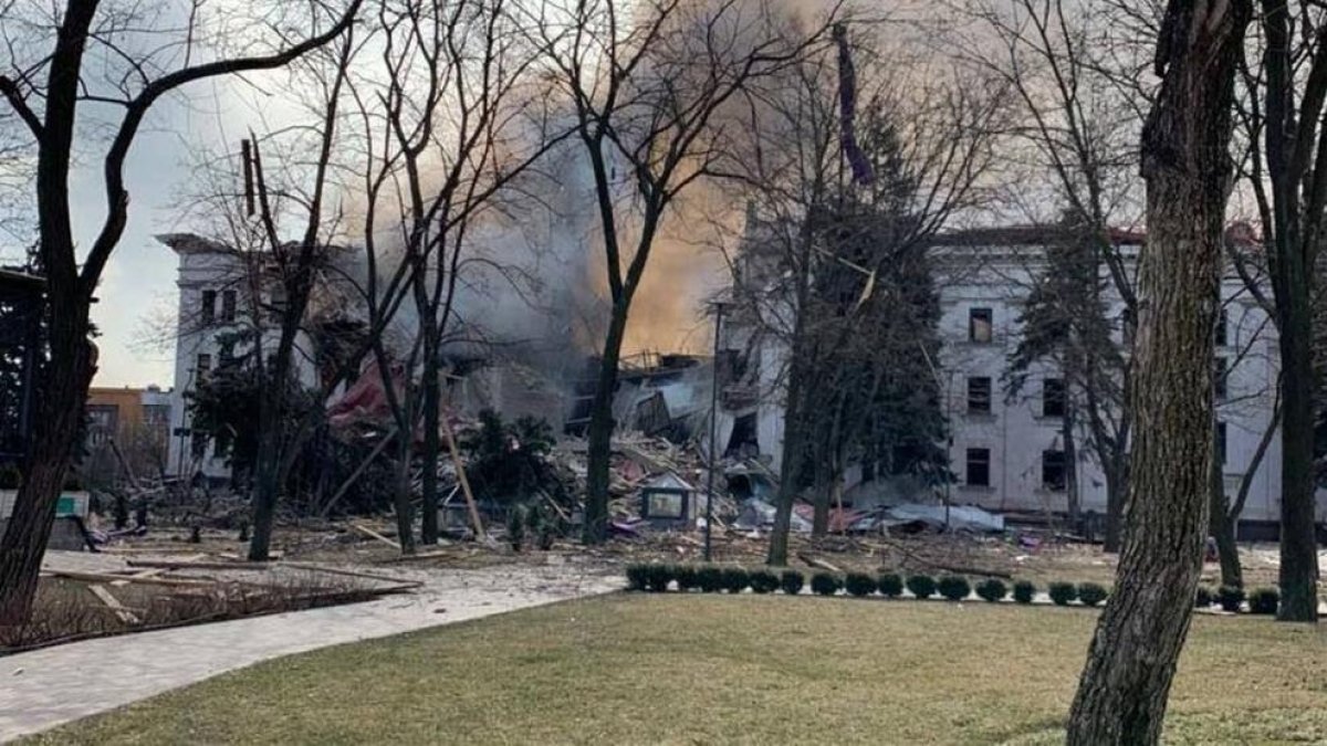 Confusión sobre el estado de los refugiados del teatro Mariúpol después del bombardeo
