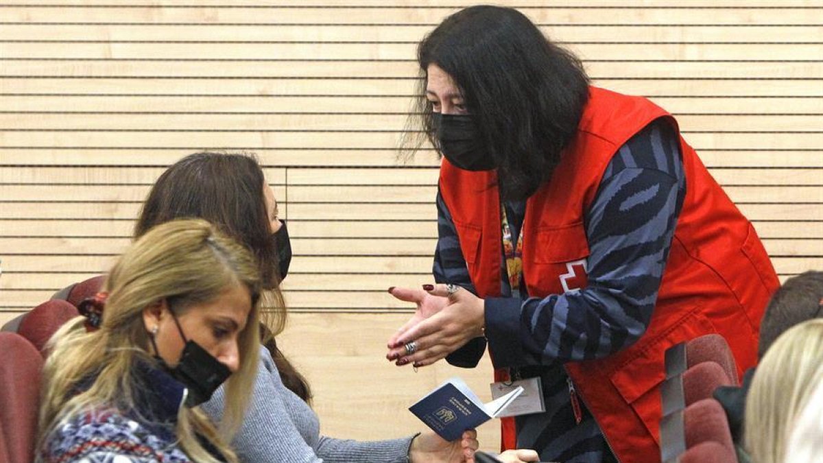 Se hacen pasar por la Cruz Roja e intentan recoger dos ucraineses recién llegadas a Valencia