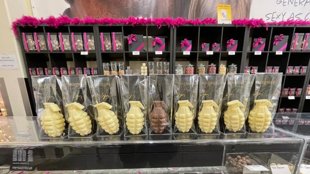 Un pastelero vende granates de chocolate para dar parte del dinero en Ucrania