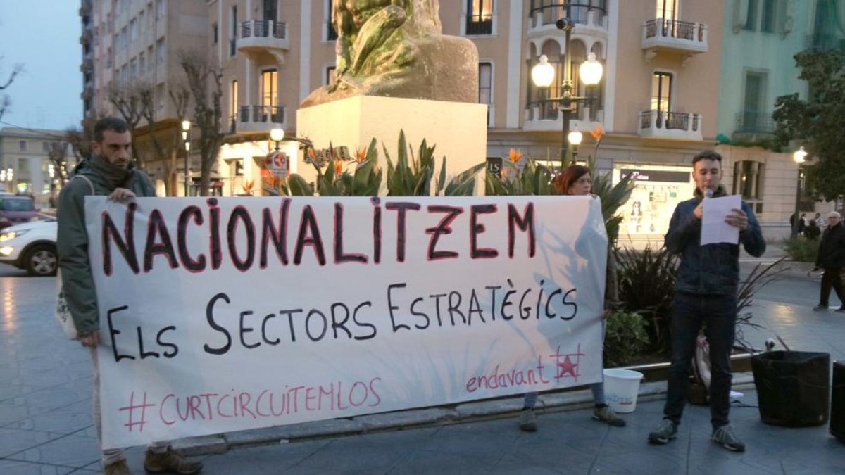 Una veintena de personas protestas en Tarragona por|para el precio de la luz y el gas