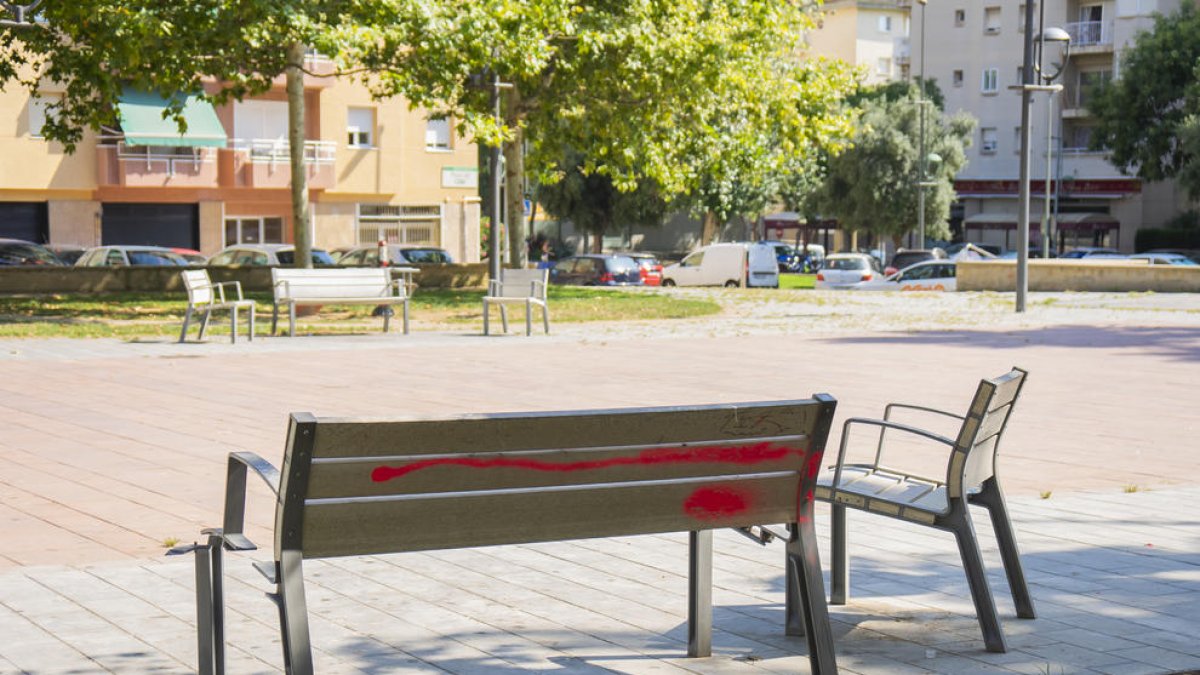 Els veïns de SPiSP demanen arreglar els desperfectes de la plaça de Cuba