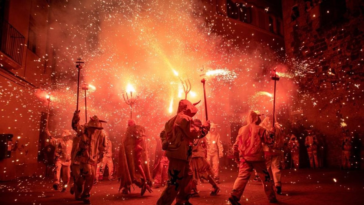 Alforja celebra Sant Miquel con fuego, humor, magia y mucha música