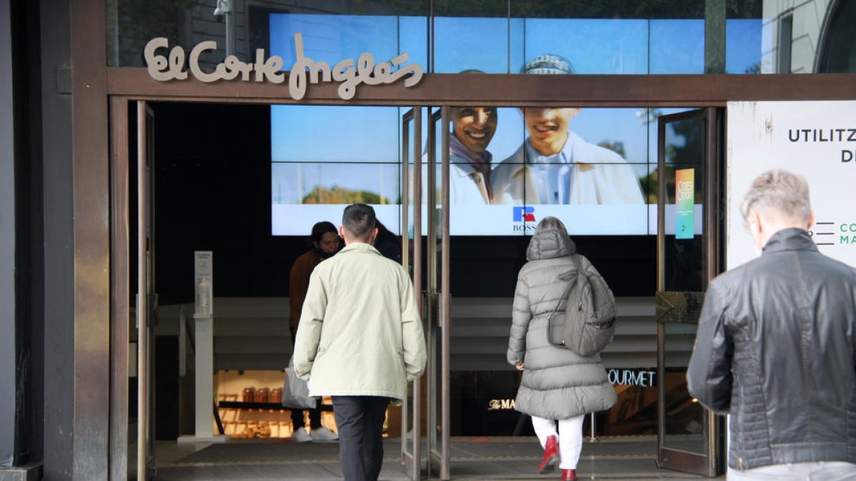 Aprovat el pla per limitar la temperatura dels termòstats en comerços i transport públic