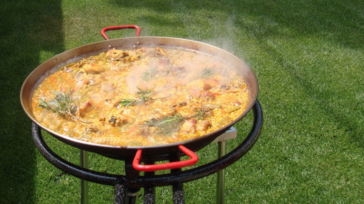 Quins són els ingredients essencials de l'autèntica paella?