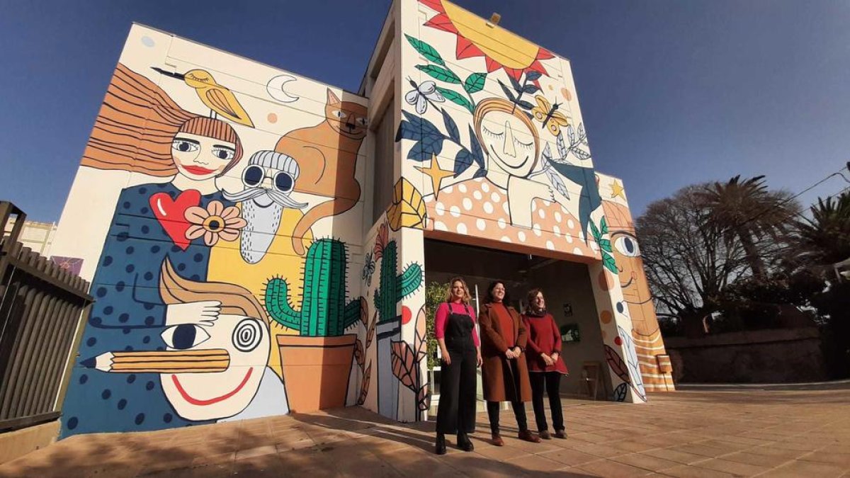 Un mural de Berta Artigal il·lustra la façana del Centre Cívic Migjorn de Reus