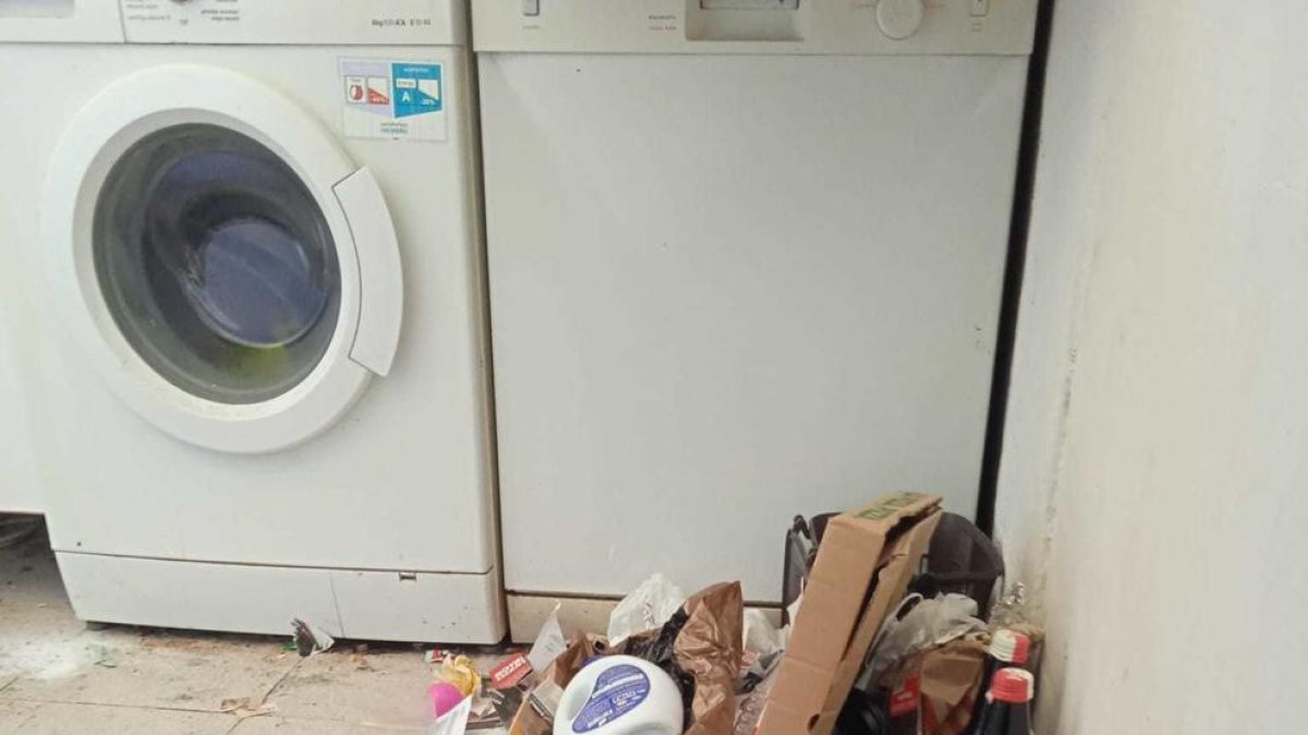 L'inquilí deixa brossa a les habitacions del pis.