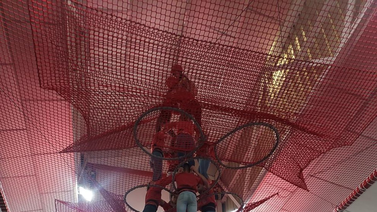 La falta de relevo en las colles castelleres marca la reanudación