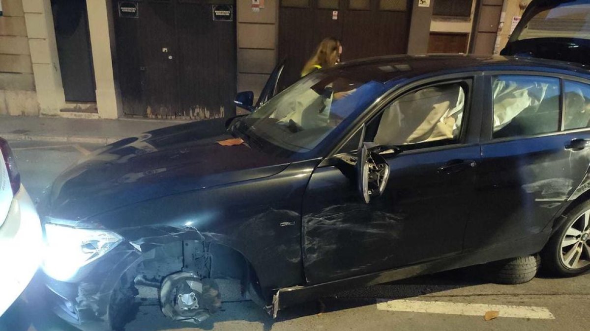 Pierde el control del coche en Reus y causa daños a cinco vehículos aparcados