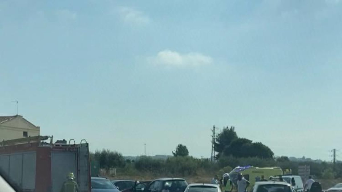 Dos heridos en un choque múltiple en la rotonda de la T-11 en Torreforta