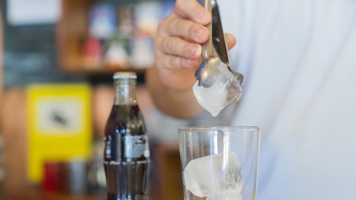 Els supermercats de Tarragona limiten la compra de bosses de gel per la falta d'abastiment