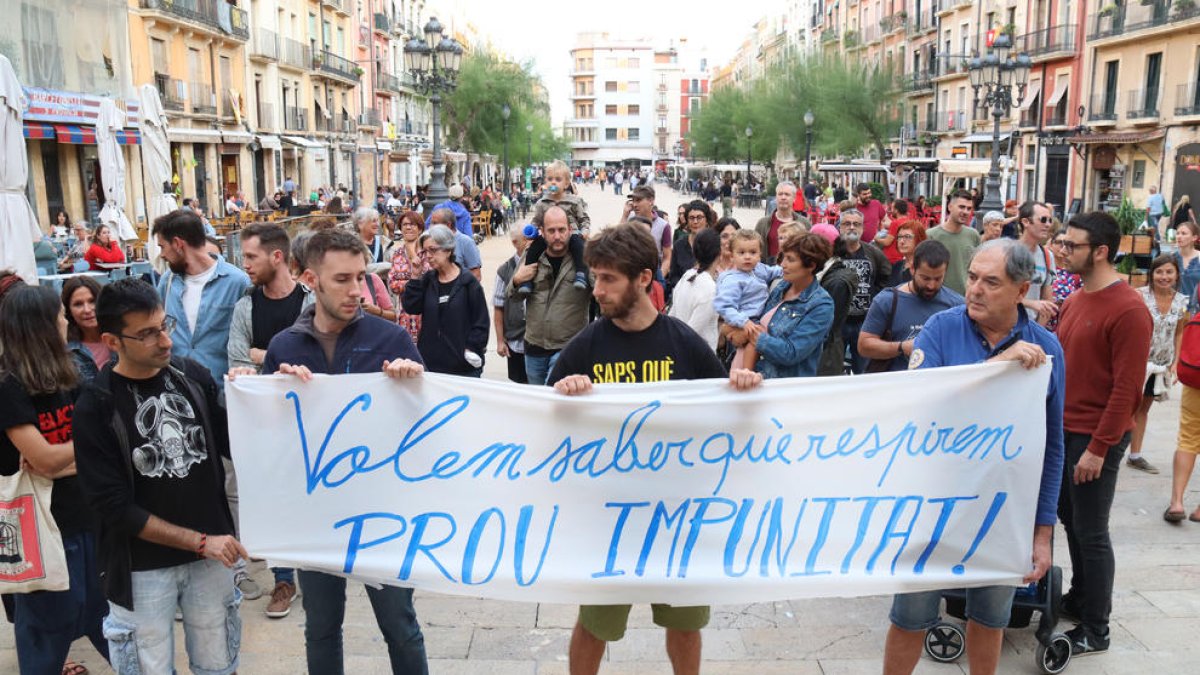 Unes 50 persones es manifesten a Tarragona contra «l'opacitat» d'informació de la fuita de nafta