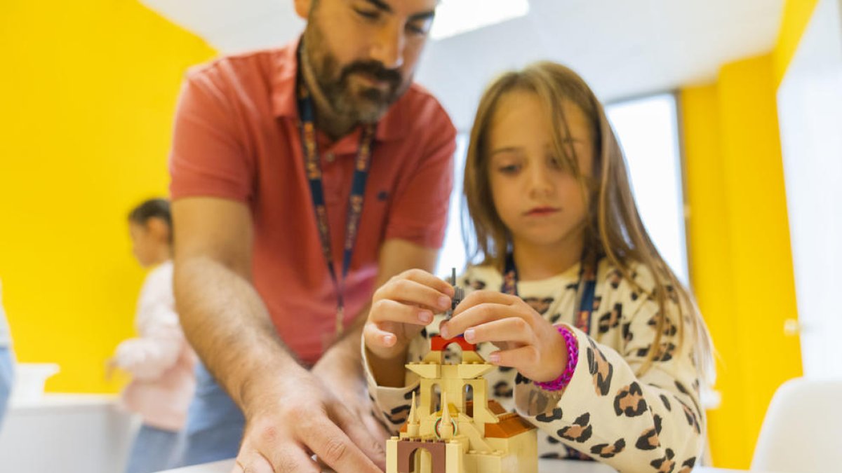 L'associació Ganxetbricks munta el Santuari de Reus utilitzant peces de Lego