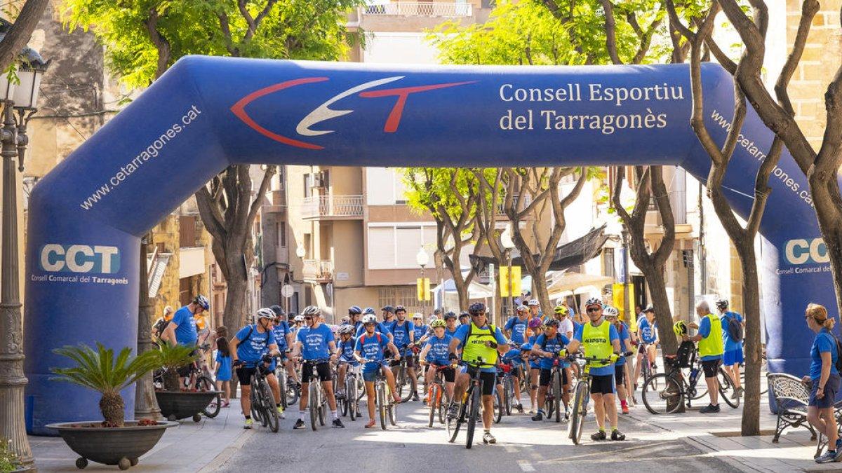 Unas ochenta de personas participan de la Bicicletada Popular de Constantí