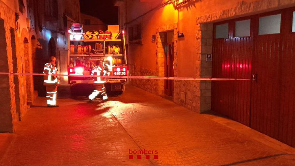 Cremen completament les golfes d'una casa d'Ulldemolins