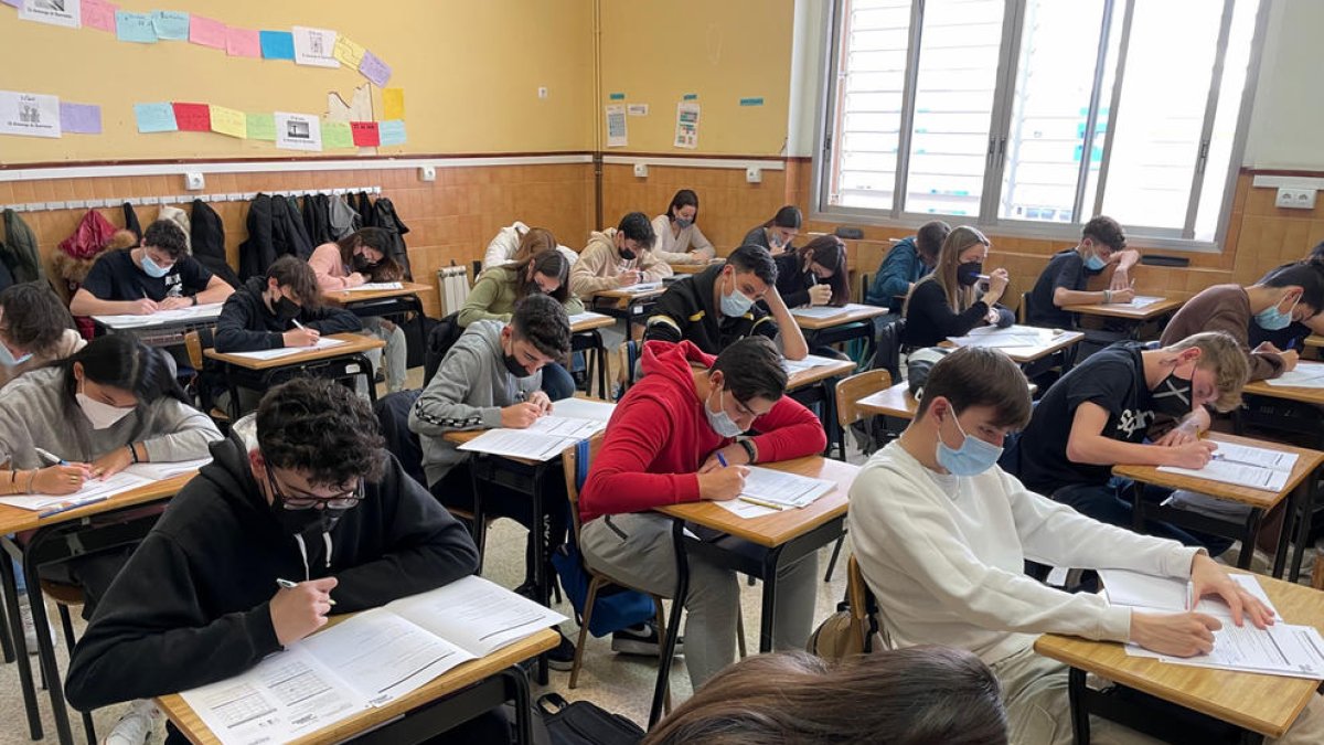 La pandèmia fa que baixin els resultats de les competències bàsiques de quart d'ESO