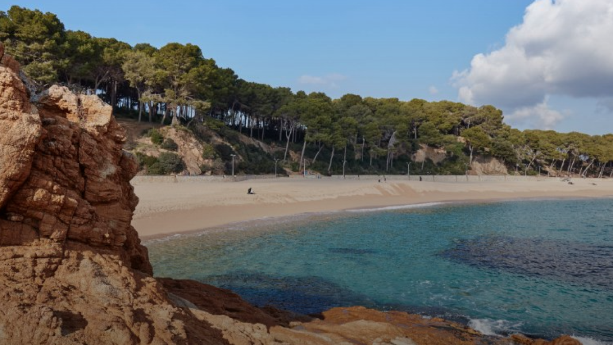 Mor ofegat un home en ser arrossegat per les onades a Lloret de Mar