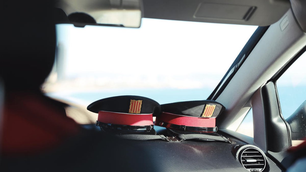 Detenen tres persones que van robar un mòbil a la plaça de la Font amb el mètode 'underpaper'