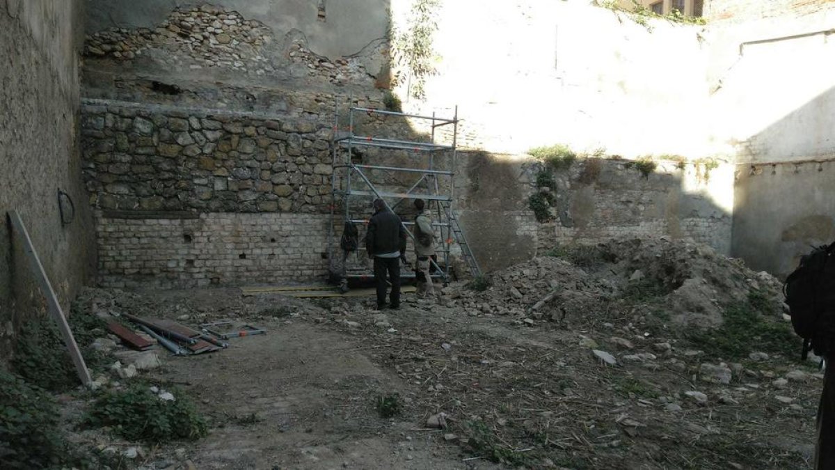 Inicien l'excavació d'una part del mur de reforç associat al recinte de culte